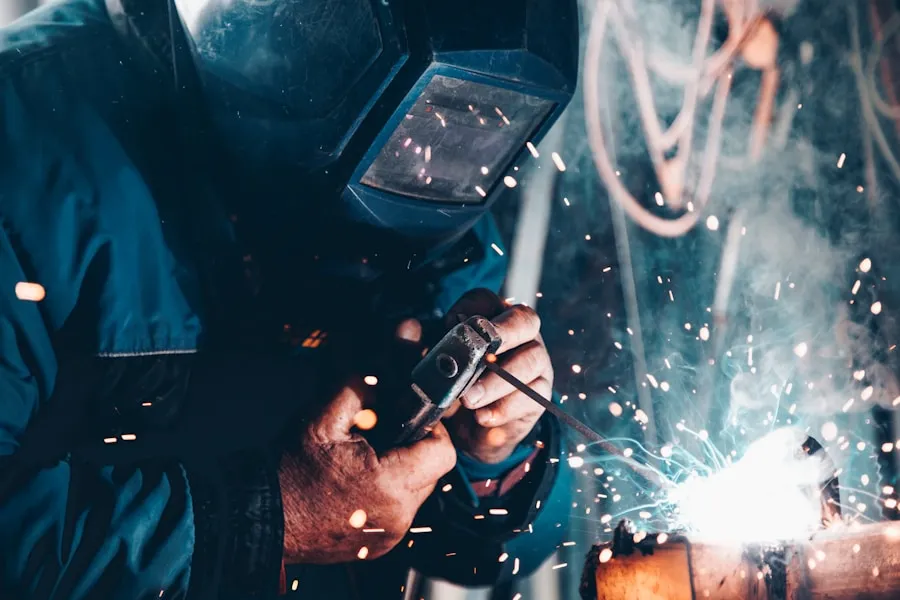 Ingeniero programando PLC industrial