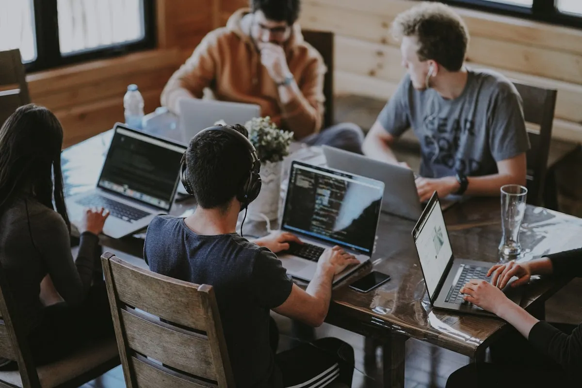 Equipo de ingenieros mecatrónicos EA Technology Colombia