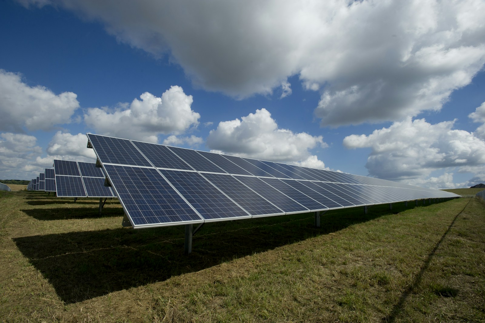 Paneles solares Canadian Solar HiKu7 instalados en techo industrial del Meta